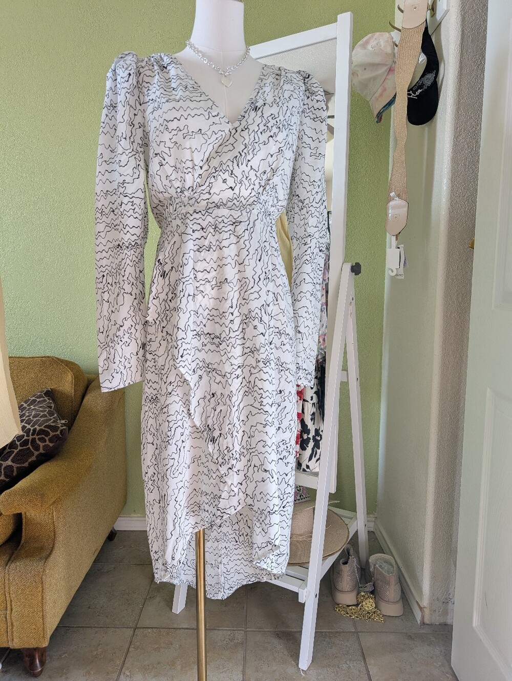 NEW Black And White Modern Relaxed Crossed Dress - Picture 3 of 3